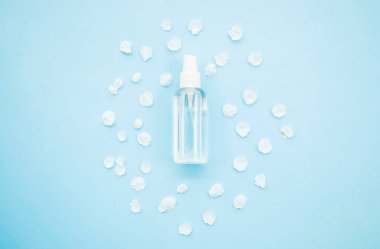 Mavi maskeli sarı haplar.