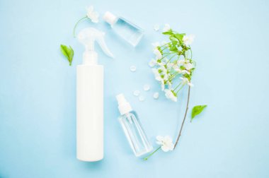 Mavi maskeli sarı haplar.