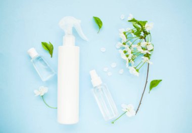 Mavi maskeli sarı haplar.