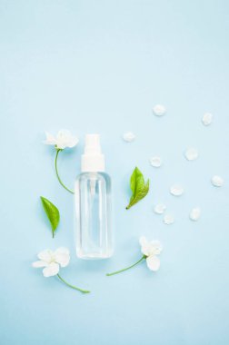 Mavi maskeli sarı haplar.