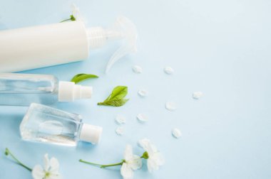 Mavi maskeli sarı haplar.