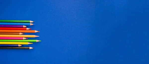 Πολύχρωμα μολύβια σε μπλε φόντο. — Φωτογραφία Αρχείου