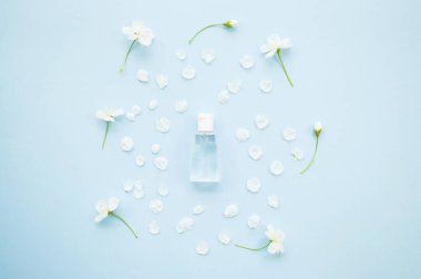 Mavi maskeli sarı haplar.