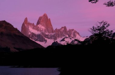 Güneş doğarken Mount Fitz Roy Laguna Capri üzerinden