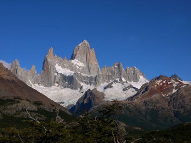 Mount Fitz Roy ve çevresindeki tepeler yakınındaki El Chalten Santa Cruz Arjantin