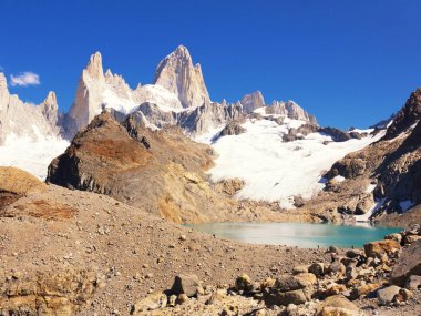 Mount Fitz Roy ve çevresindeki tepeler yakınındaki El Chalten Santa Cruz Arjantin