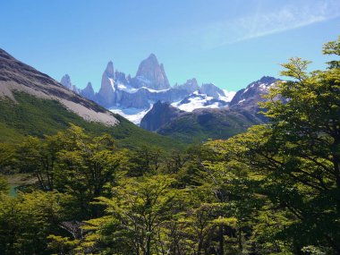 Mount Fitz Roy ve çevresindeki tepeler yakınındaki El Chalten Santa Cruz Arjantin
