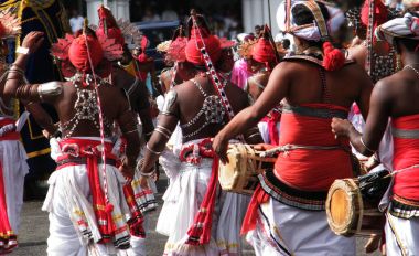 Sri Lankalı alayı. Kandy dansları Hill Country.