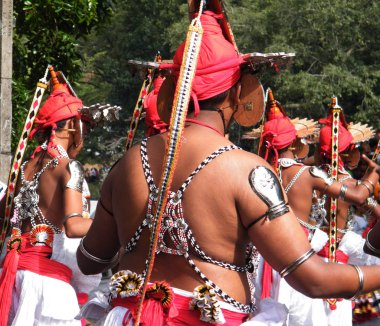 Sri Lankalı alayı. Kandy dansları Hill Country.