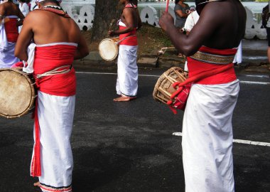 Geleneksel sri Lankalı davulcular