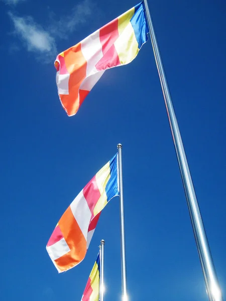 Boeddhistische Vlaggen Tegen Blauwe Hemel Boeddhistische Vlaggen Rond Bodhiboom — Stockfoto