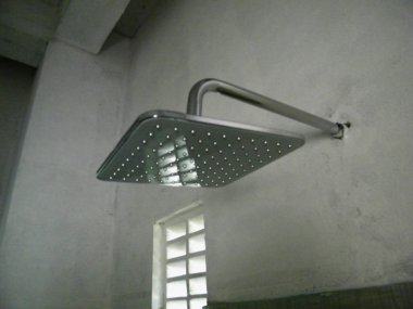 Su jetleri ile duş başlığı kare. Banyo aksesuarları.
