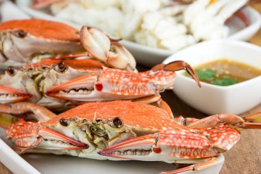 Sıcak Buğulama mavi yengeç baharatlı sos ile