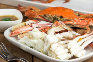 Sıcak mavi yengeç haşlanmış baharatlı sosu ile deniz ürünleri 