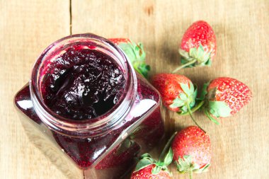 ahşap üzerine reçel çilek