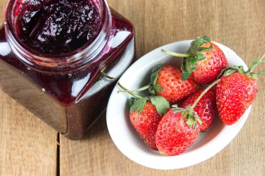 Olgun kırmızı çilek reçelli