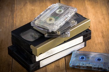 Retro video kaset ve kaset ahşap üzerine