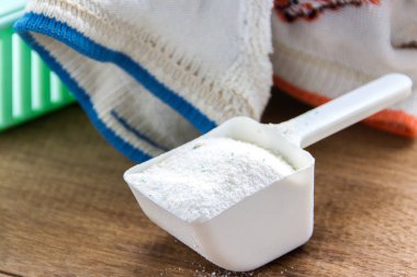 Ölçme kabında çamaşır tozu 