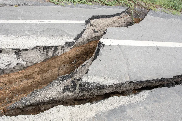 Superficie agrietada de una carretera asfaltada — Foto de Stock