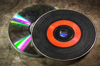 Ahşap üzerine eski CD'ler