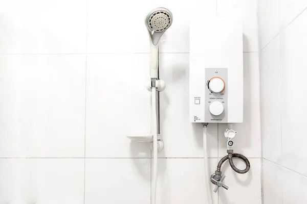 Chauffe-eau et douche dans la salle de bain Images De Stock Libres De Droits