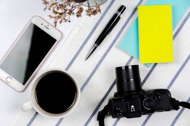 Fotoğraf makinesi, cep telefonu, office aracı ile düz yatıyordu seyahat kavramı