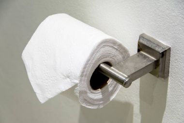 Banyoda tuvalet kağıdı rulosu