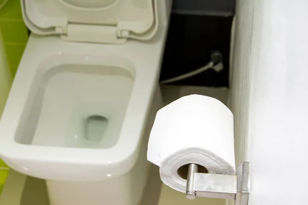 Туалетная бумага на стене в ванной комнате — стоковое фото