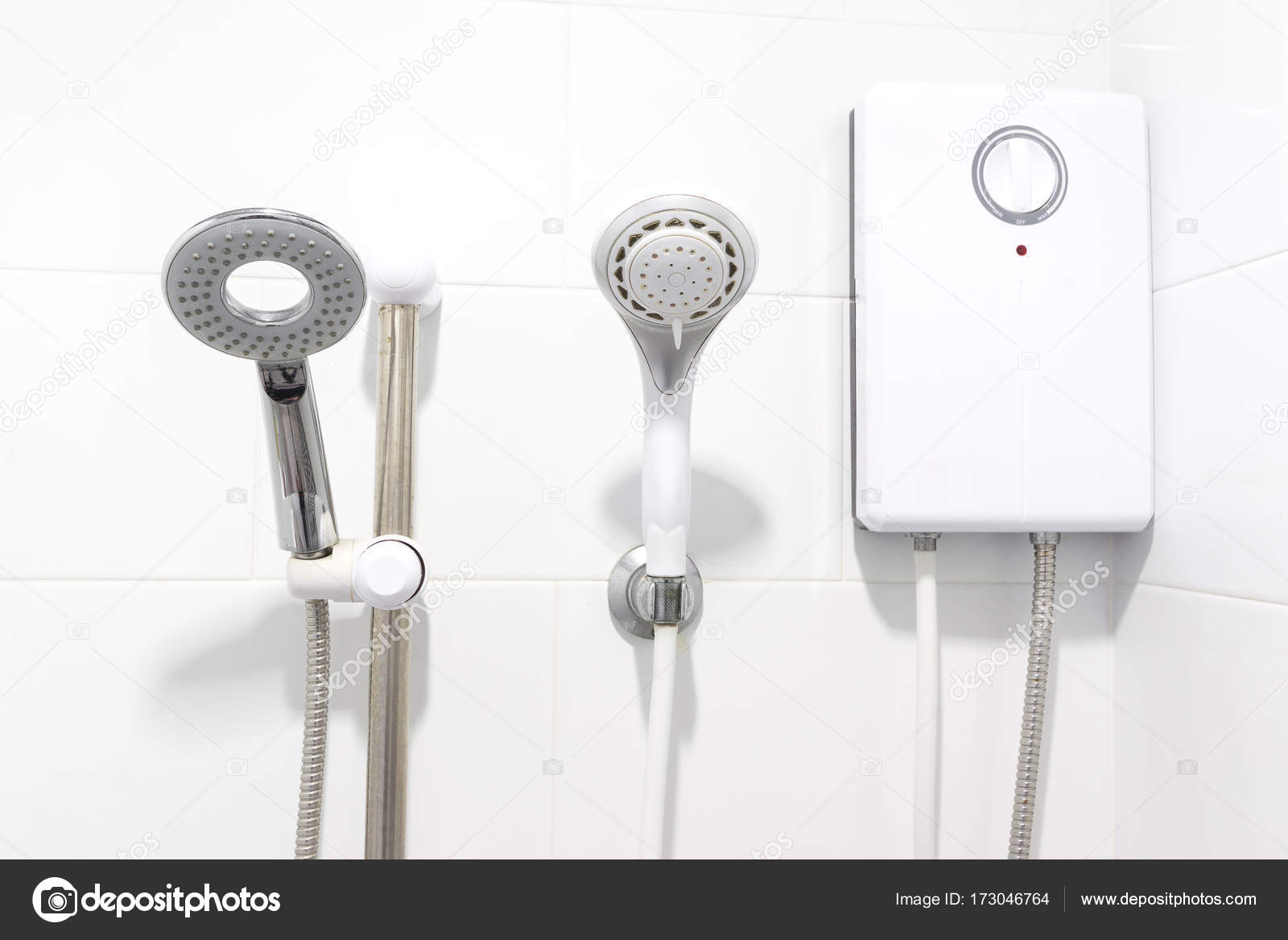 Durchlauferhitzer Badezimmer, dusche und durchlauferhitzer im weißen badezimmer — stockfoto, Design ideen