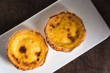 Beyaz tabakta Yumurta kremalı tart. Tatlı snack 