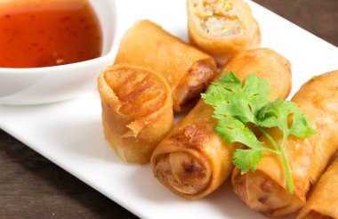 Spring Rolls Fried yığılmış beyaz plaka üzerinde 