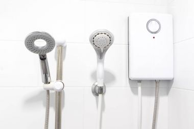 Duş ve su ısıtıcısı beyaz banyoda