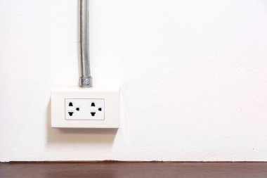 Elektrik boru boru duvar soketinde beyaz Tak