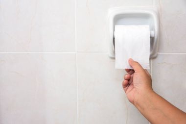 El kullanarak tuvalet kağıdı tuvalet. ishal kabızlık. Sağlık 