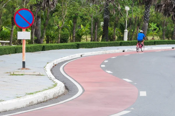 Carril bici rojo en el parque público — Foto de Stock