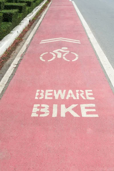 Signo de bicicleta en el carril bici — Foto de Stock