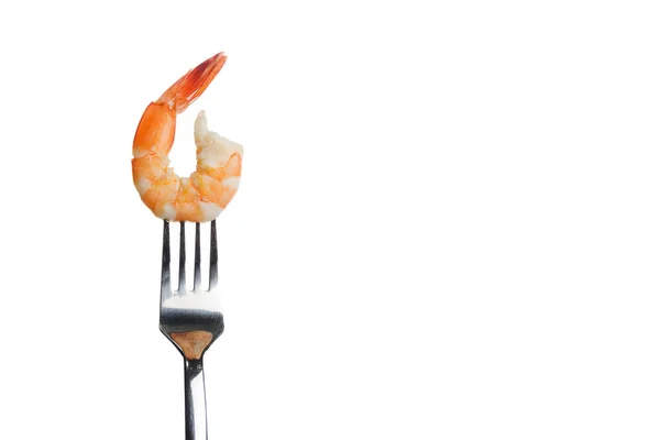 Camarão cozido, camarão cozido no vapor em garfo no fundo branco — Fotografia de Stock