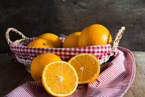 Färska apelsiner i en korg. Friska frukter — Stockfoto