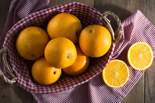 Naranjas frescas en un tiro de mesa basket.top —  Fotos de Stock