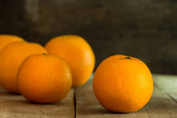 Laranjas em fundo de madeira — Fotografia de Stock