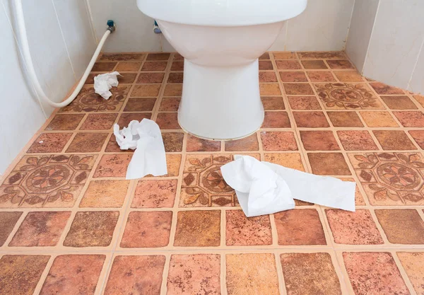 Stuk wc-papier op de badkamervloer — Stockfoto