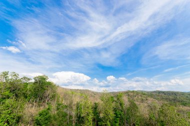 Mavi gökyüzü ve bulutlar dağ yukarıda