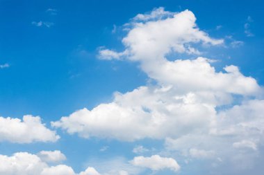 Mavi gökyüzü bulutları