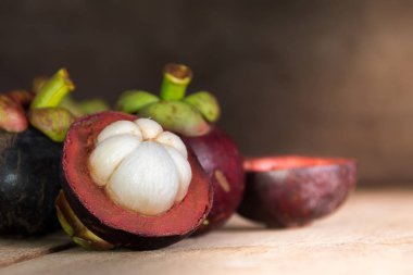 Ahşap üzerine ikiye böldüm mangosteen