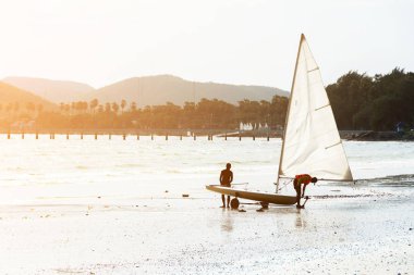  Yelkenli Sattahip Chonburi, Tayland için gün batımında sahilde