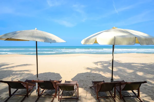 Strandstoelen met paraplu en strand — Stockfoto