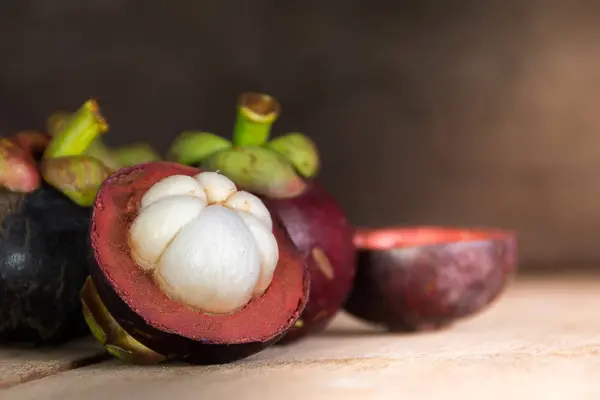 Mangosteen cut in half on wood — Stock Photo, Image