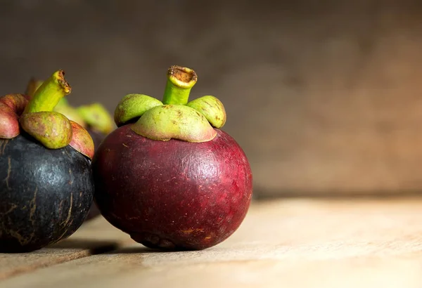 Mangosteen fruit on wood table — Stock Photo, Image