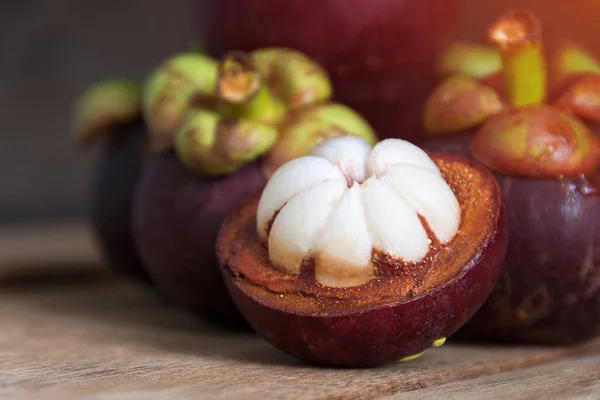 Mangosteen of the queen of friuts ,mangosteen cut in half — Stock Photo, Image