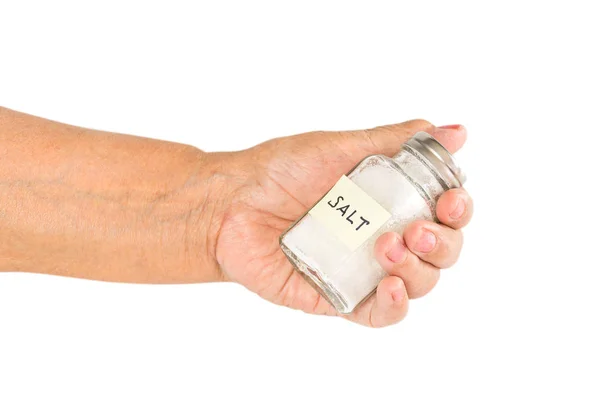 Oude vrouw hand met zout shaker.salty effect van bloed pressu — Stockfoto